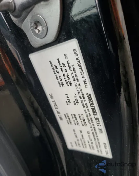 2020 Tesla Model 3 z USA, uszkodzony, nr VIN 5YJ3E1EB9LF639952